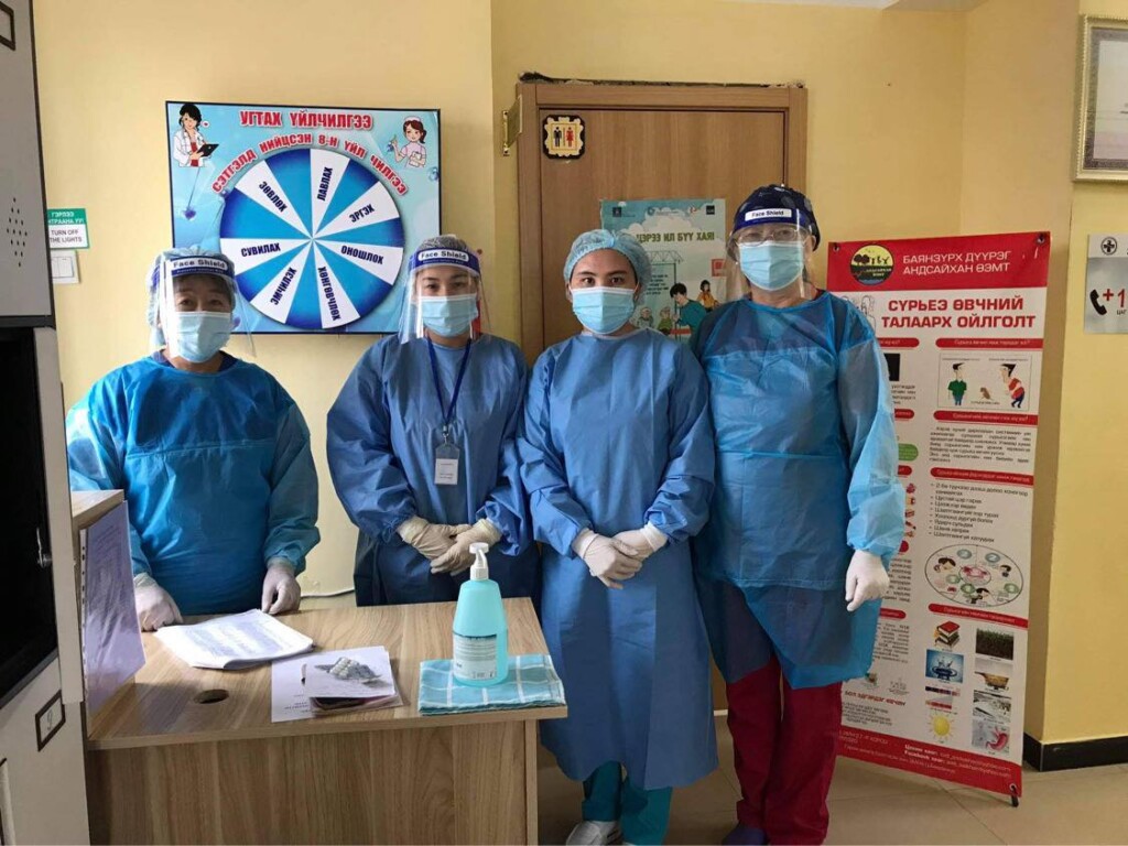 바양주르흐구 27동 가정병원 의료진들이 보호물품을 착용하고 진료준비 중
